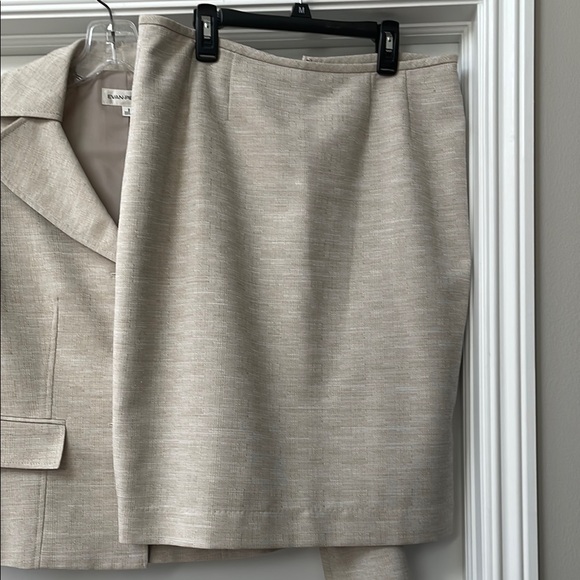 Elegant Beige Women's Skirt Suit - Picture 2 of 3